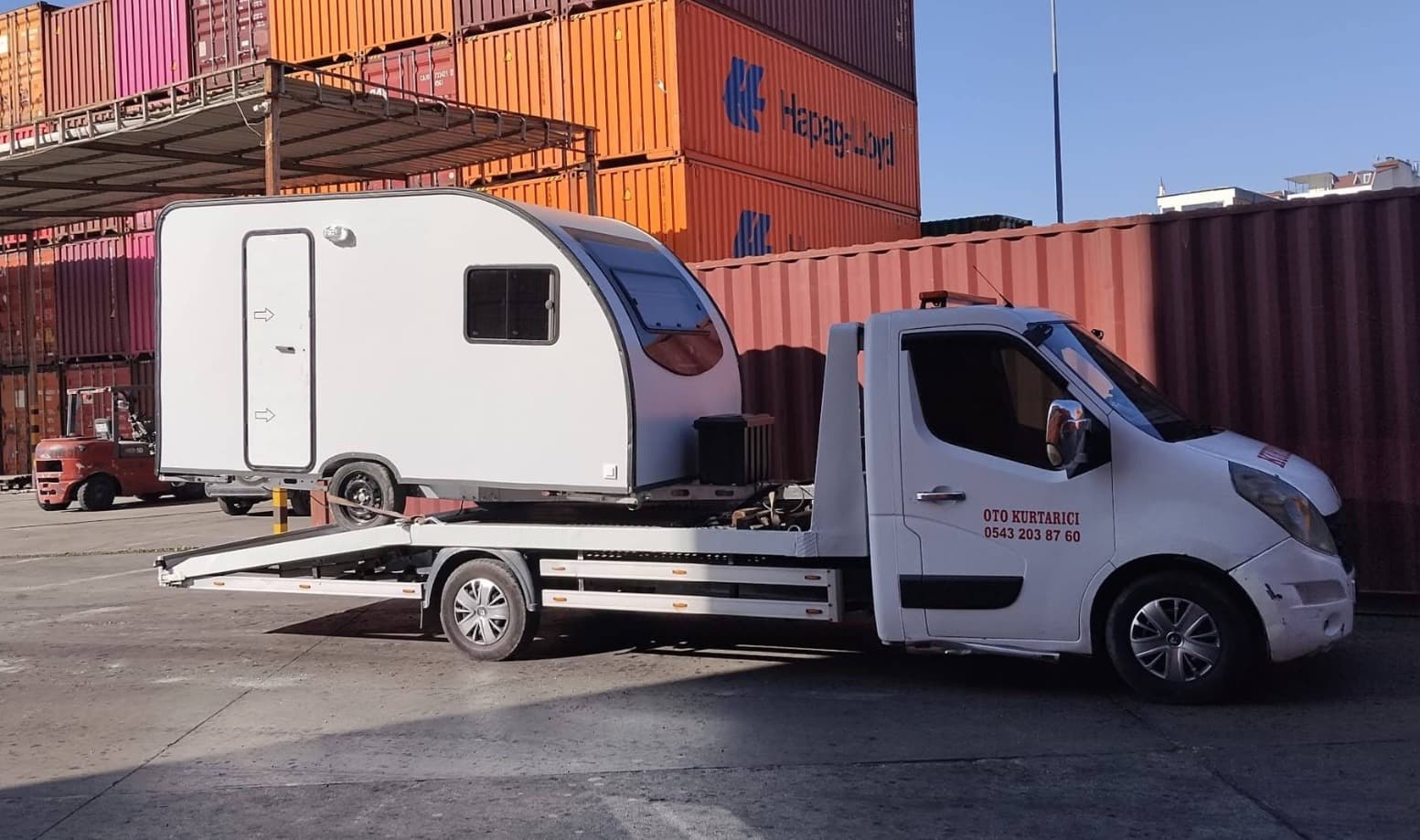 Esenyurt Şöhret Otomotiv ve Oto Kurtarma kayar kasa oto çekicisi araç taşırken